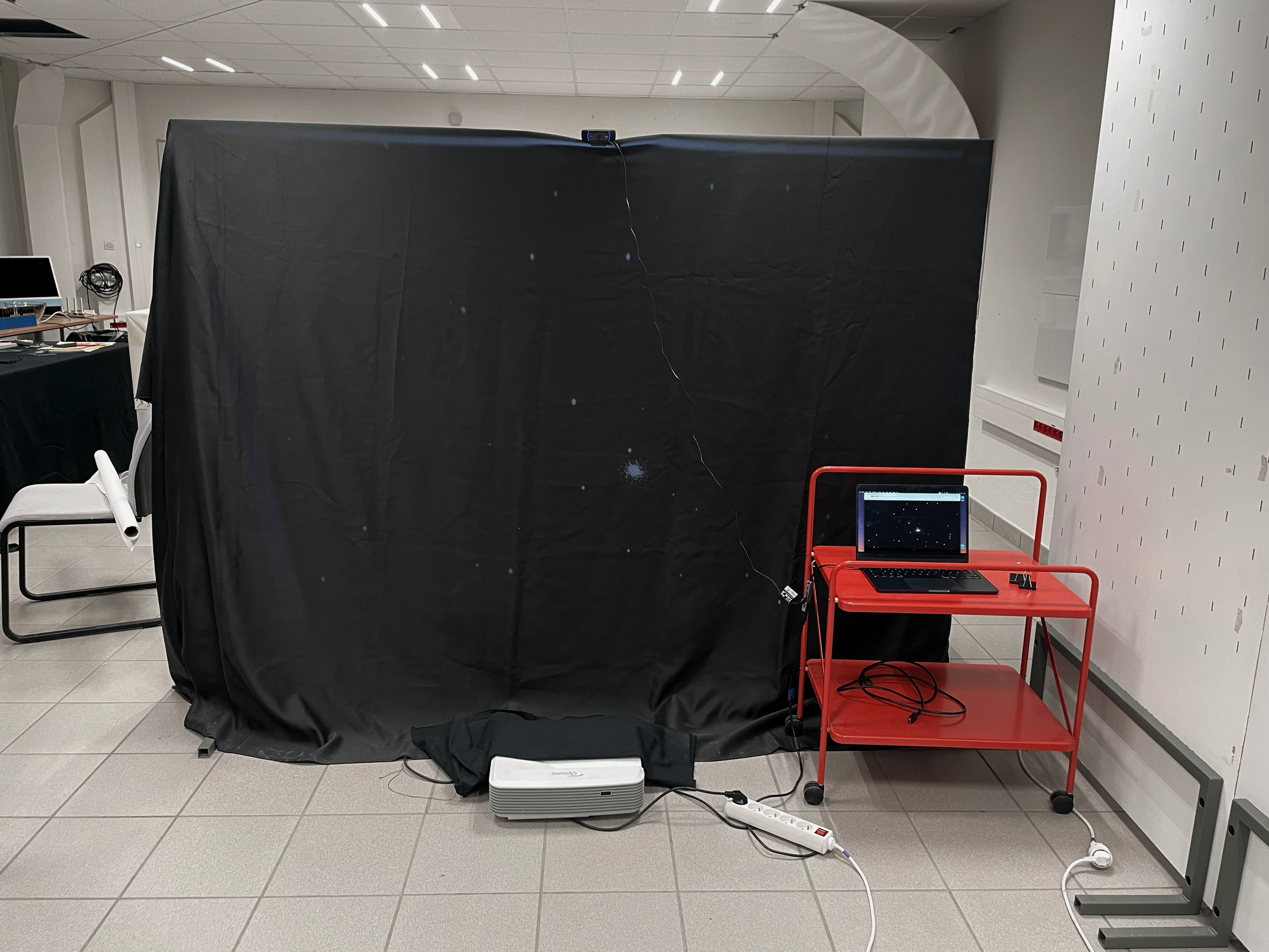 Installation en cours de construction avec écran de projection et système de détection