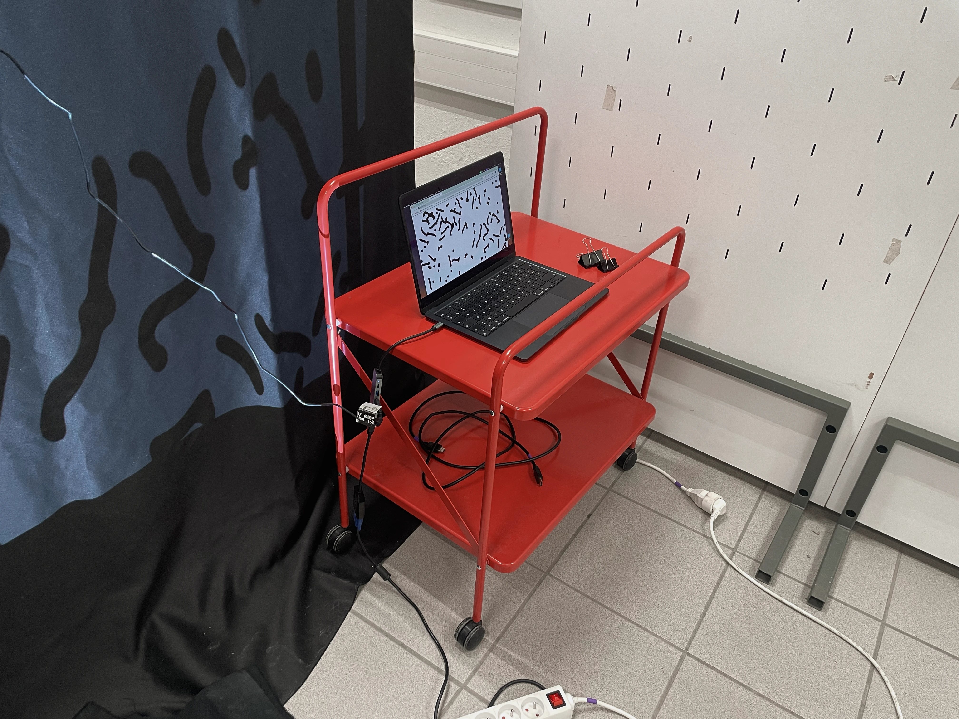 Vue arrière du dispositif avec câblage et ordinateur de contrôle