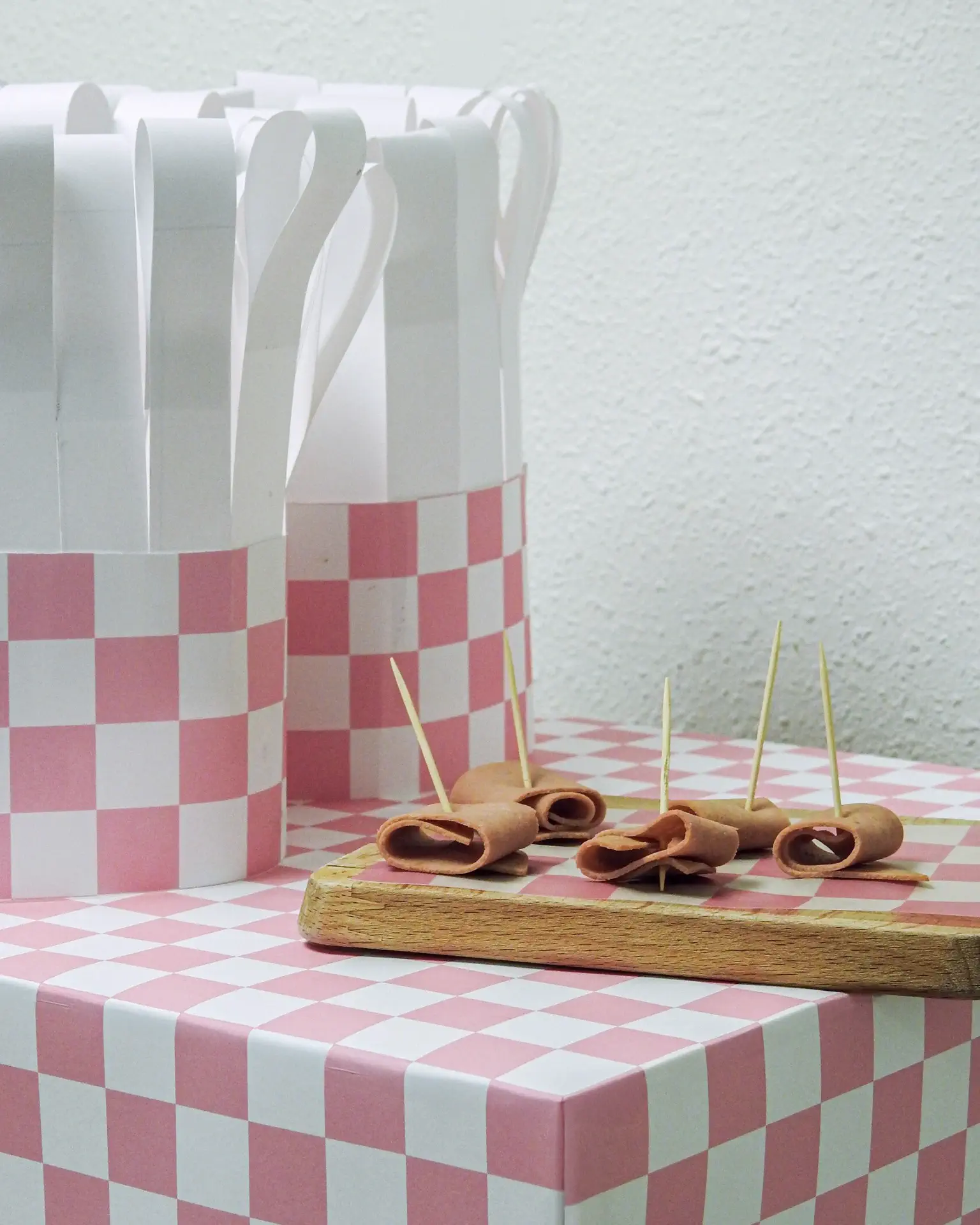 Vue du dessus montrant la disposition des éléments : valve, tuyaux et interface sur écran