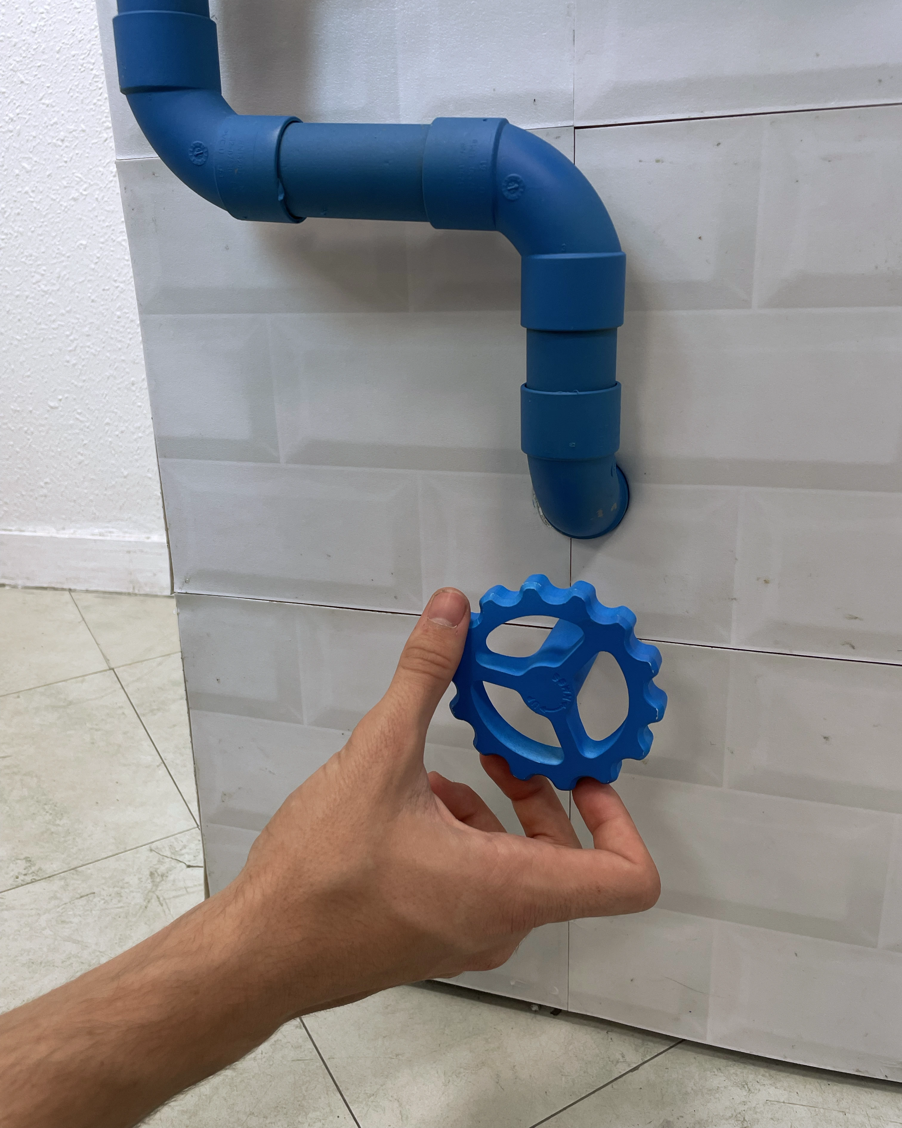 Gros plan sur la valve connectée imprimée en 3D avec système Arduino intégré