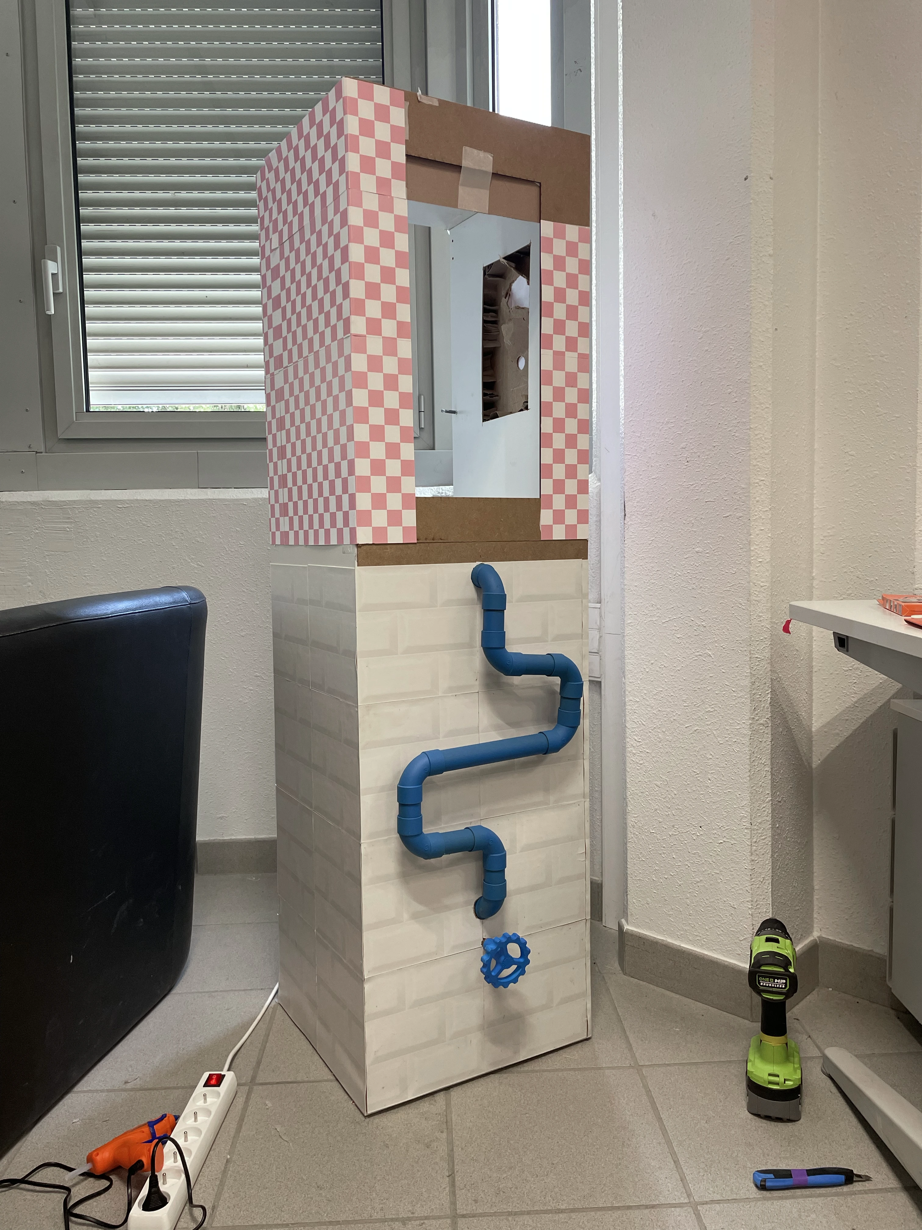 Installation en cours de construction avec structure métallique et câblage