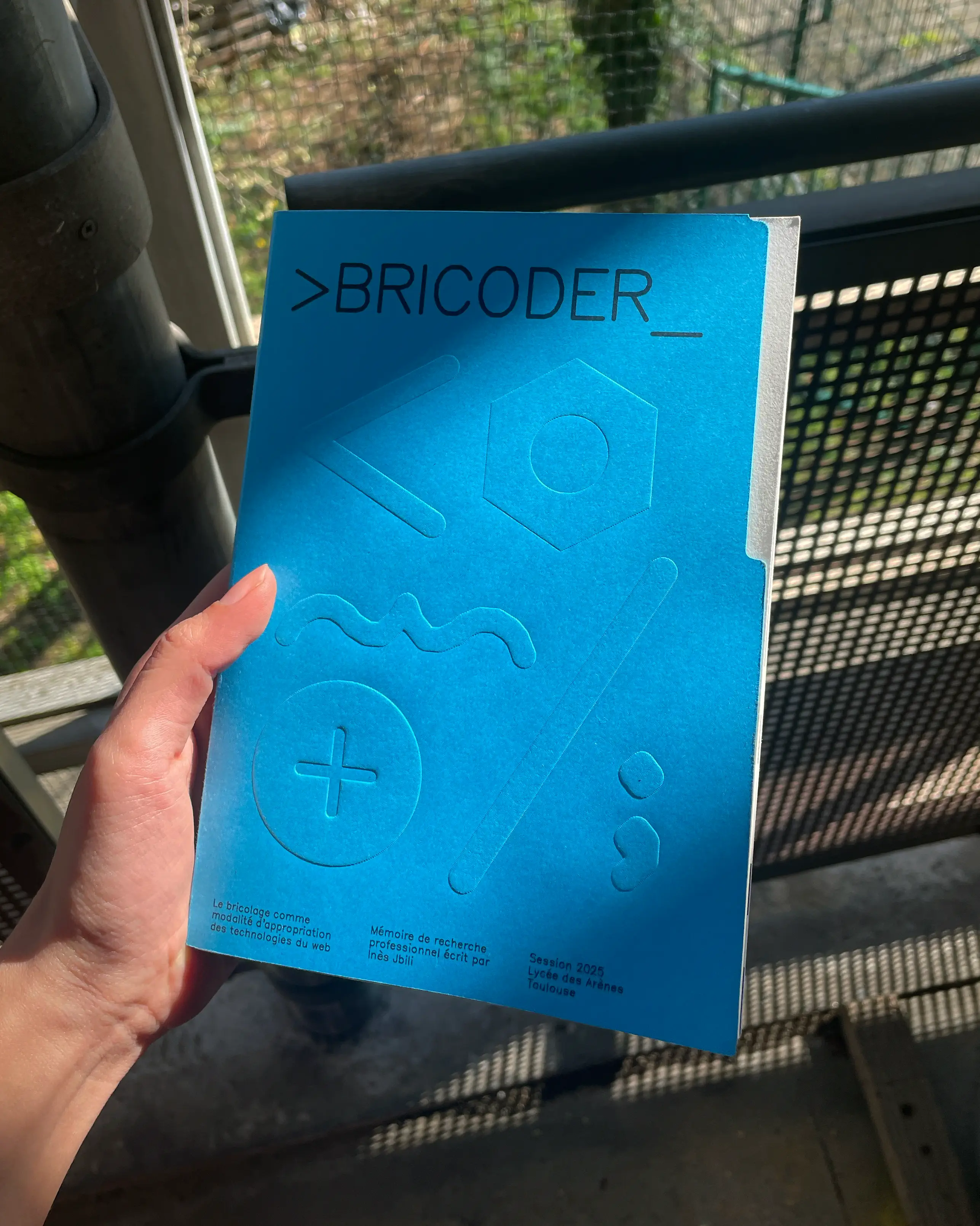 Première de couverture du mémoire Bricoder avec typographie expérimentale