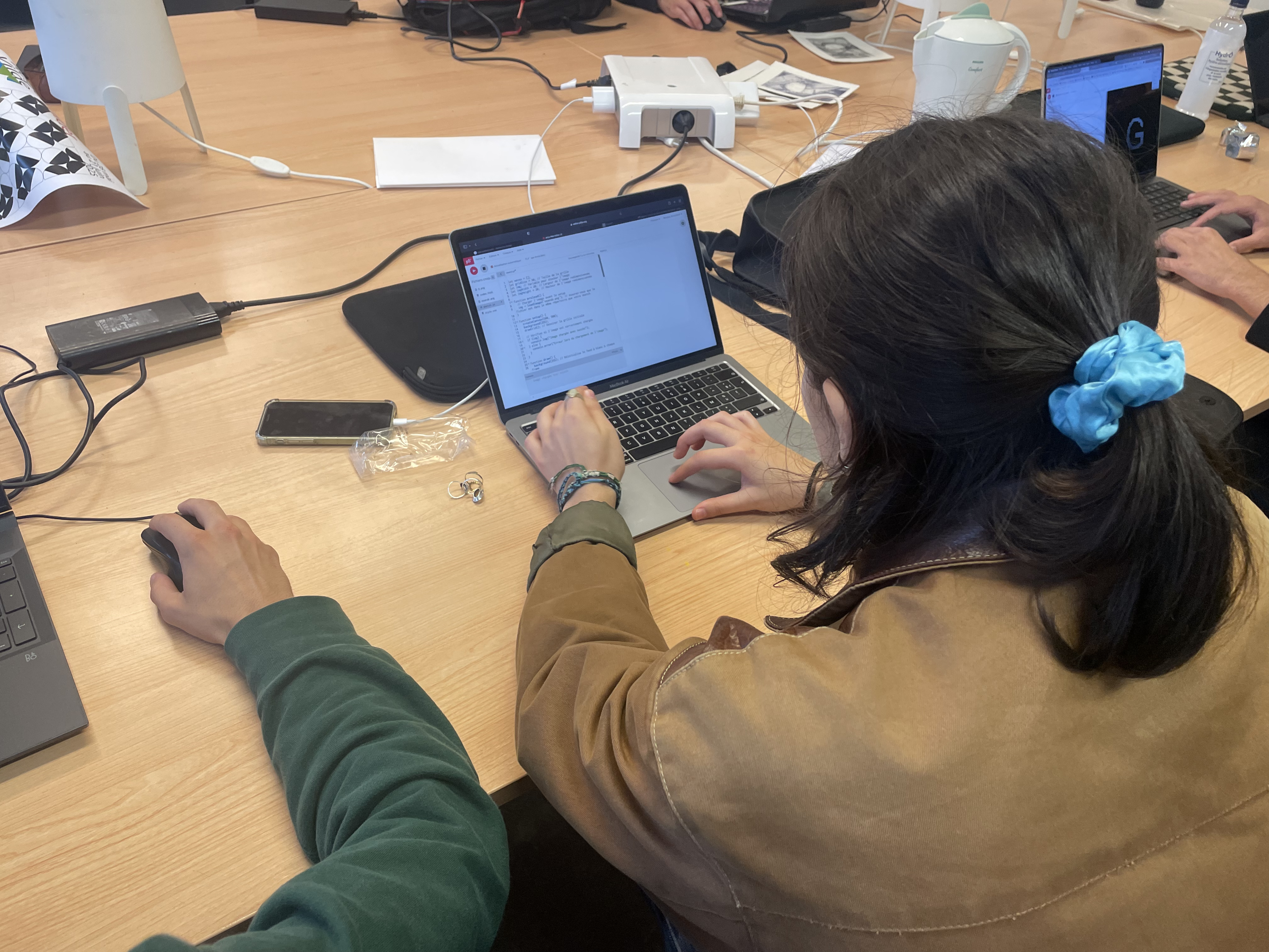 Participants des workshops en pleine session de code créatif