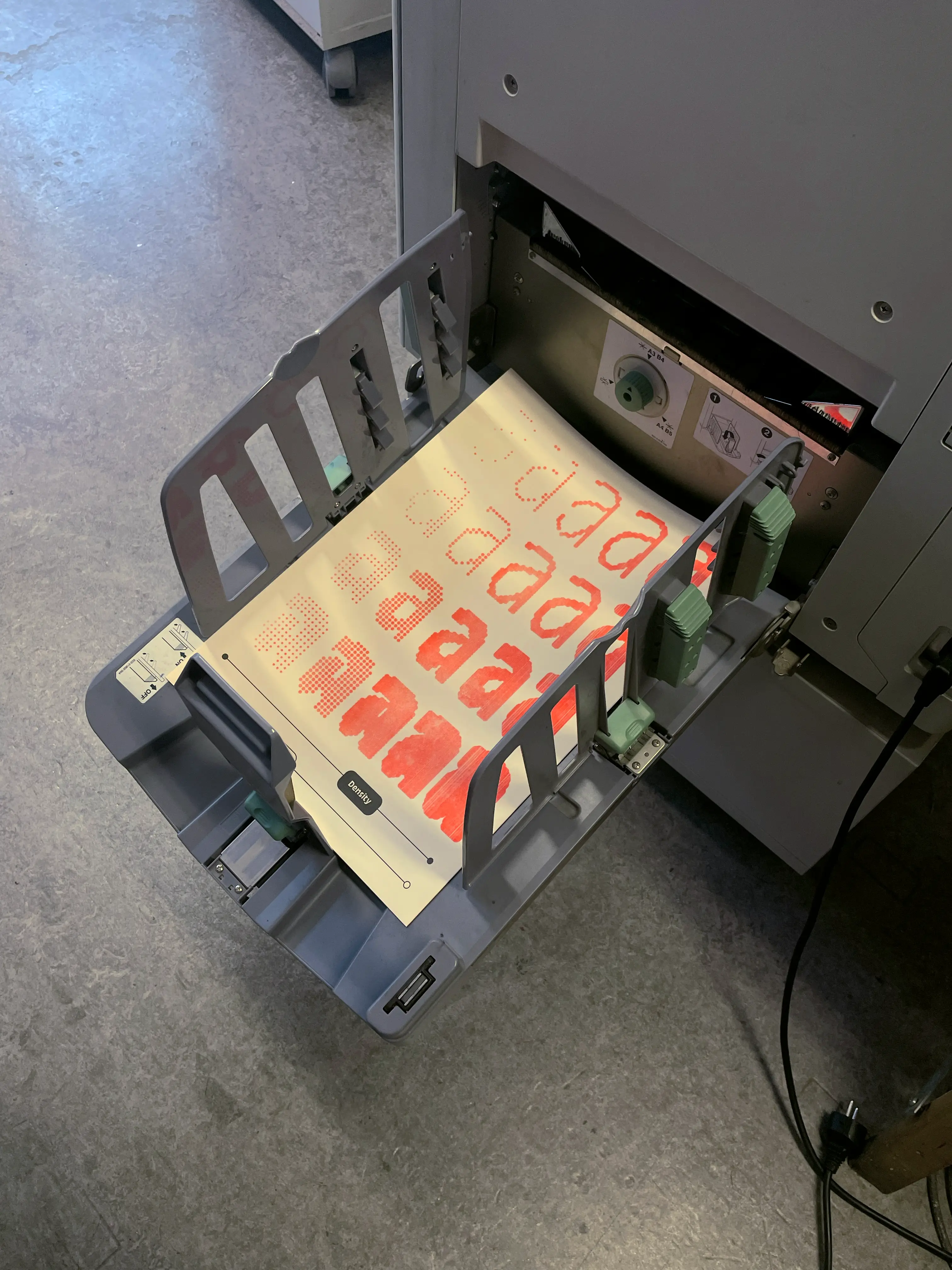 Zoom sur les impressions du poster en risographie