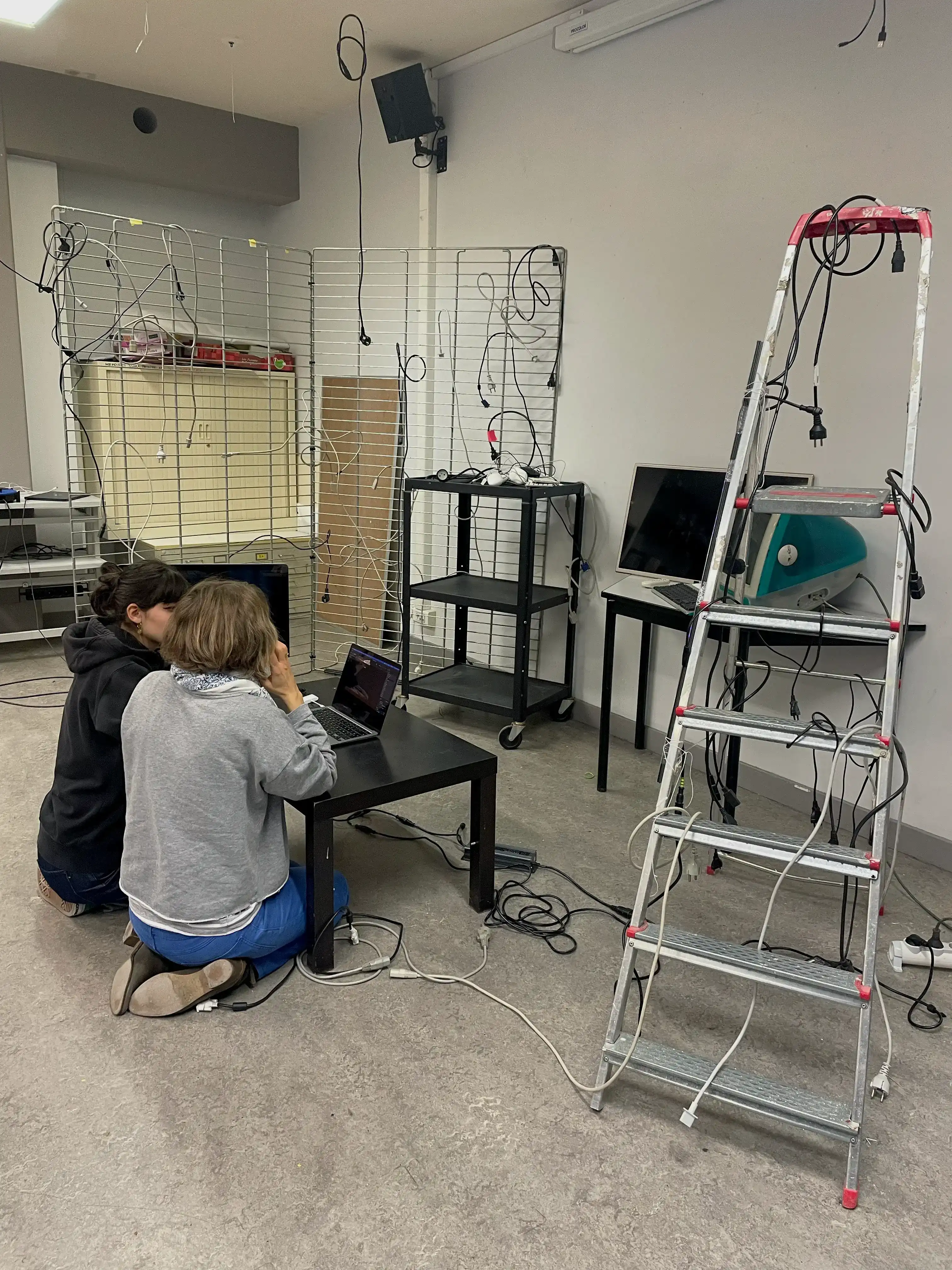 Vue d'ensemble de l'installation en cours de construction avec échelle et écrans